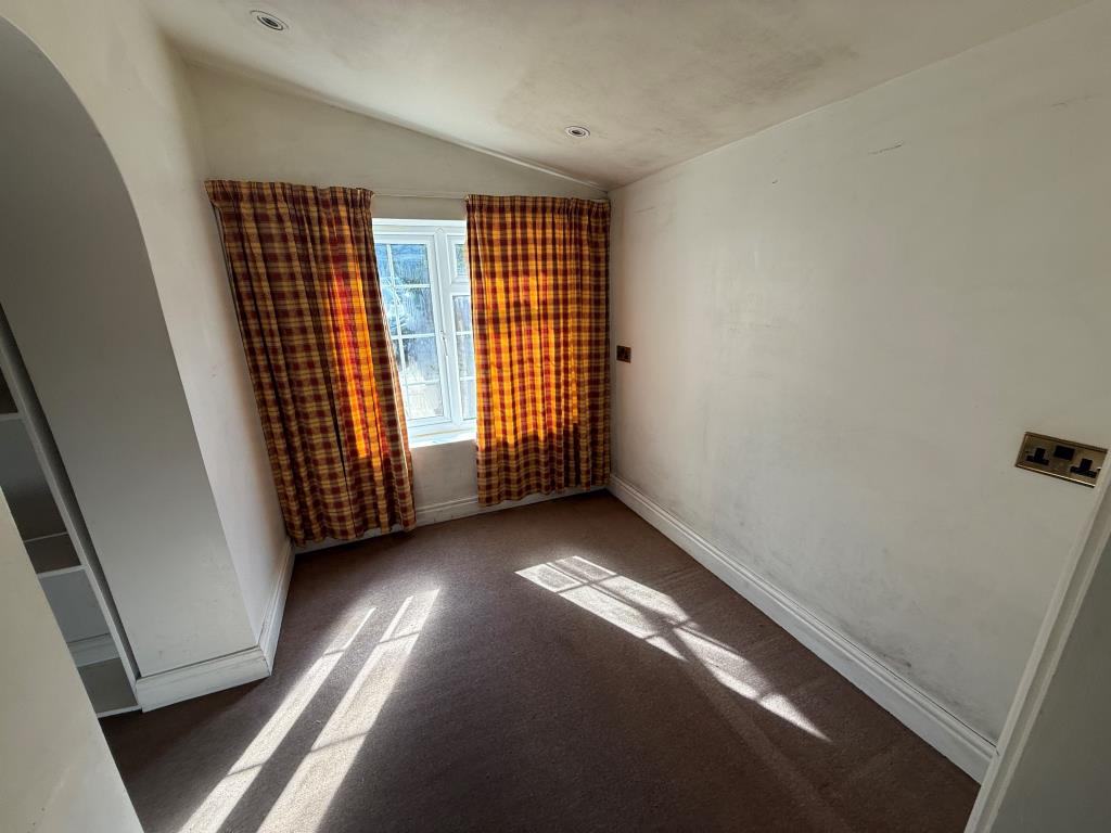 Lot: 180 - DETACHED BUNGALOW WITH POTENTAL - Bedroom 2